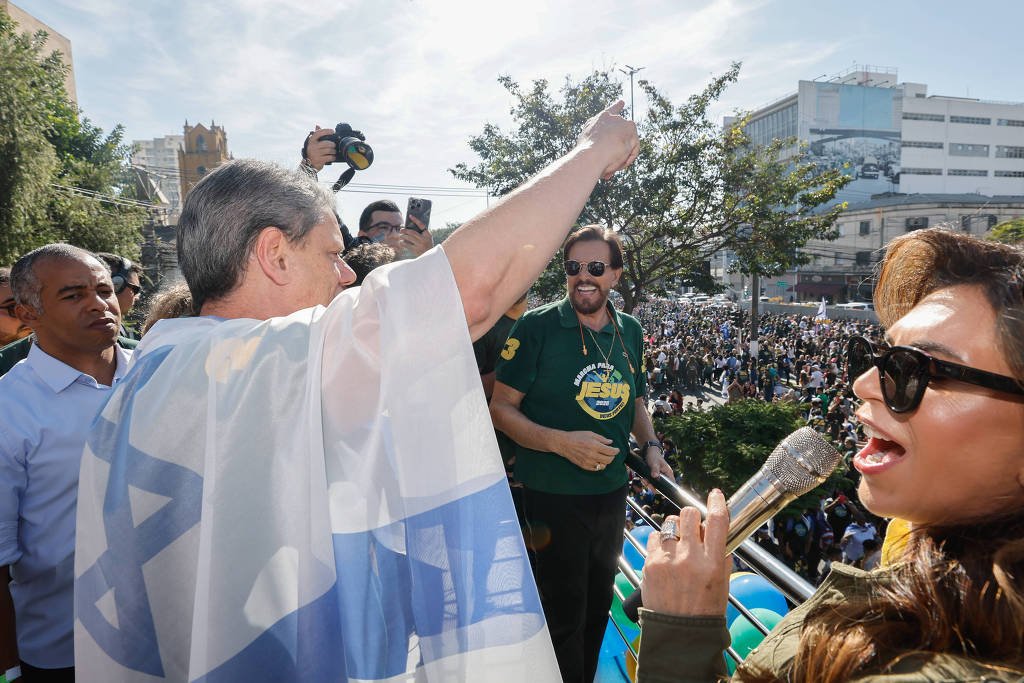 Mas Além De Ser De Uma FALSIDADE DESCOMUNAL E ELEITOREIRA, Há Algo Mais RIDÍCULO Do Que, Em Um Feriado De Corpus Christi, O "FASCISTA MODERADO" Se Cobrir Com A Bandeira De Israel, Um Povo Que NUNCA CONSIDEROU Jesus O Messias Dos Cristãos?