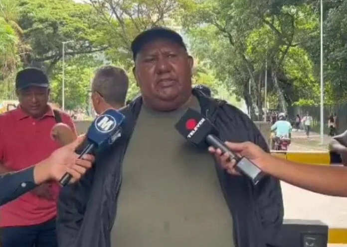 Servicio de Información Pública (@infopublicave) on Twitter photo 📢Los trabajadores y jubilados de la Universidad Central de Venezuela (UCV) protestaron este jueves, 19 de junio, para exigir la inclusión de los bonos de la plataforma Patria, especialmente el «bono contra la guerra económica», como parte del salario mínimo.
📌<a href="/Unionradionet/">Unión Radio</a> 📢Los trabajadores y jubilados de la Universidad Central de Venezuela (UCV) protestaron este jueves, 19 de junio, para exigir la inclusión de los bonos de la plataforma Patria, especialmente el «bono contra la guerra económica», como parte del salario mínimo.
📌<a href="/Unionradionet/">Unión Radio</a>