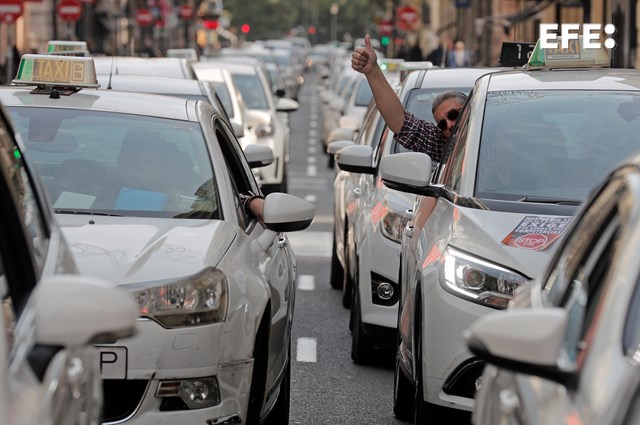 🚖 La Federación Sindical del Taxi de València convoca un paro para la noche de San Juan

📋 Reclama "tarifas dignas" si quieren que los taxis trabajen en noches especiales y recuerda que las tarifas de València son "las más bajas entre las principales ciudades de España"
