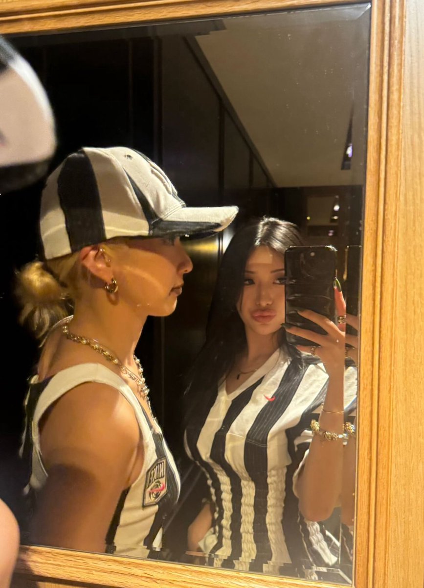 userbluue's tweet image. mirror selfie ng mag gf