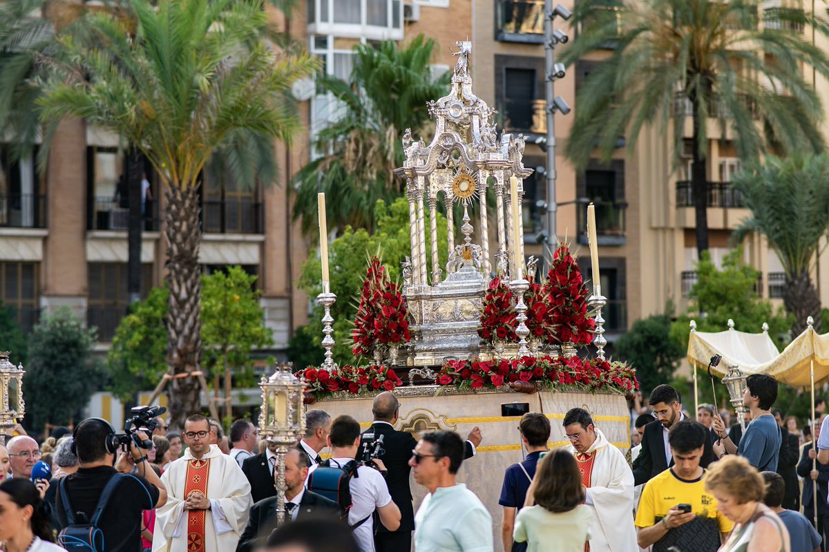 𝐀𝐂𝐓𝐔𝐀𝐋𝐈𝐃𝐀𝐃 | En la tarde de ayer, numerosos hermanos y miembros de la Junta de Gobierno de nuestra Hermandad, estuvieron presentes en la solemne procesión del Corpus Christi celebrada en nuestra ciudad.

📸: Sergio Borrero, Hermandad.
