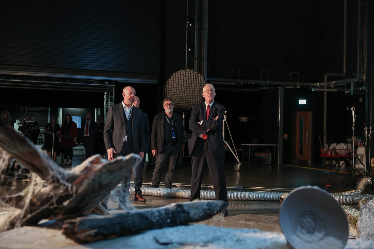 NIOgov's tweet image. 🎥 Congratulations to Studio Ulster, the world-leading virtual production studio which officially launched yesterday!
👇Secretary of State @hilarybennmp toured the Belfast studio, which is part funded by UK Government, including £25.2m via the Belfast Region City Deal.