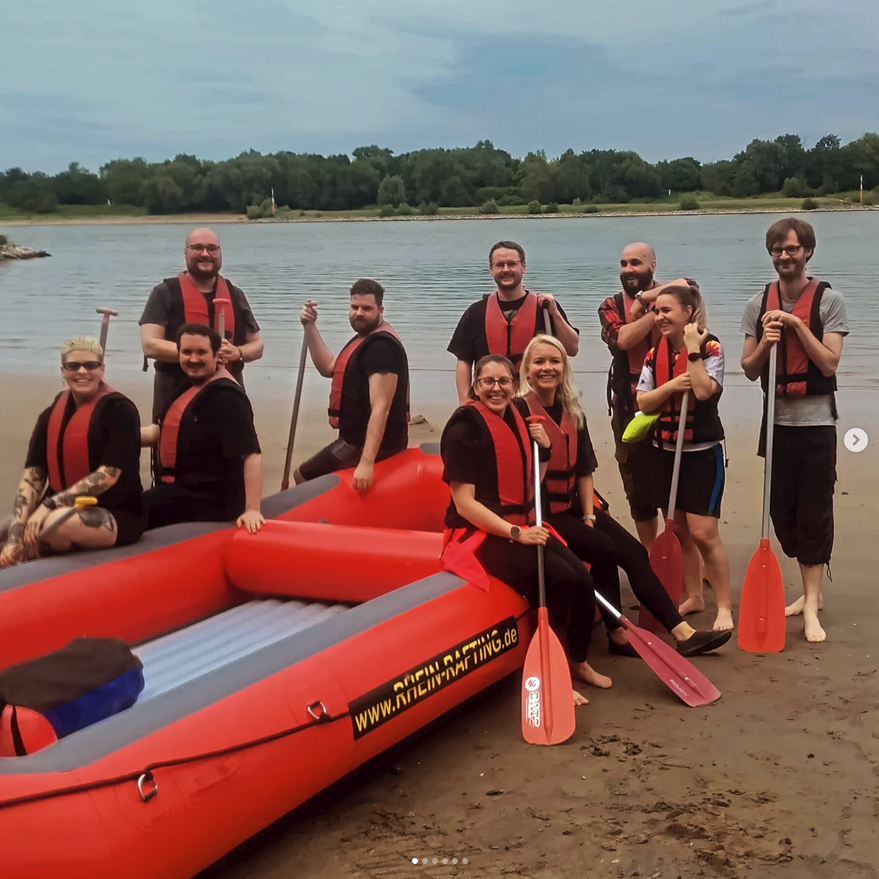 RBTV_Koeln's tweet photo. Wie wird man in Köln klatschnass, ohne dass es regnet? 
Genau: Rhein-Rafting! 💦

Von „easy peasy“ bis „HALTET EUCH FEST!“ war alles dabei. Wellen, Wasserschlachten &amp; viel Gelächter.

Danke an alle und bis zum nächsten Mal! ❤️

#rbtv #rbtvcommunitykoeln #rocketbeans #cgnbeans https://t.co/ixhLMuvIv9