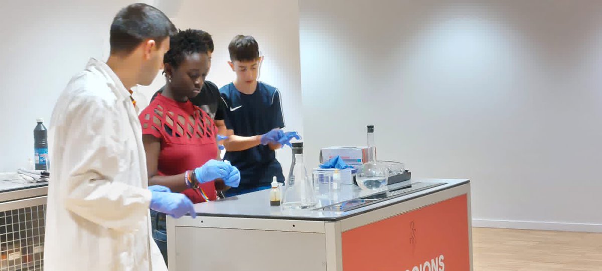 ins_sant_andreu's tweet photo. Els dies 10 i 18 de juny, l’alumnat de 3r d’ESO va gaudir del taller de reaccions químiques al @cosmocaixa, experimentant amb diferents materials i comprovar els canvis que es produïen  #inssantandreu #santandreudelabarca #reaccionsquímiques #química https://t.co/HNMU4eDYHB