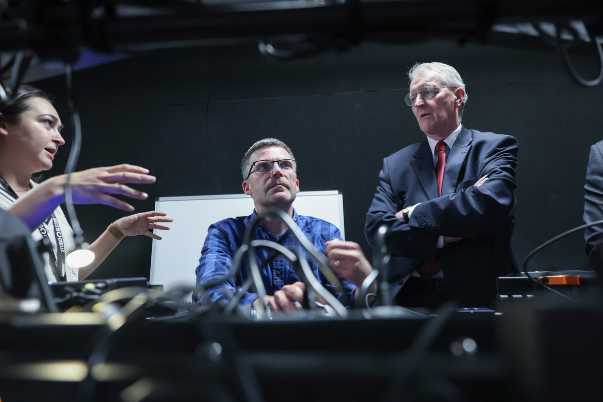 NIOgov's tweet image. 🎥 Congratulations to Studio Ulster, the world-leading virtual production studio which officially launched yesterday!
👇Secretary of State @hilarybennmp toured the Belfast studio, which is part funded by UK Government, including £25.2m via the Belfast Region City Deal.