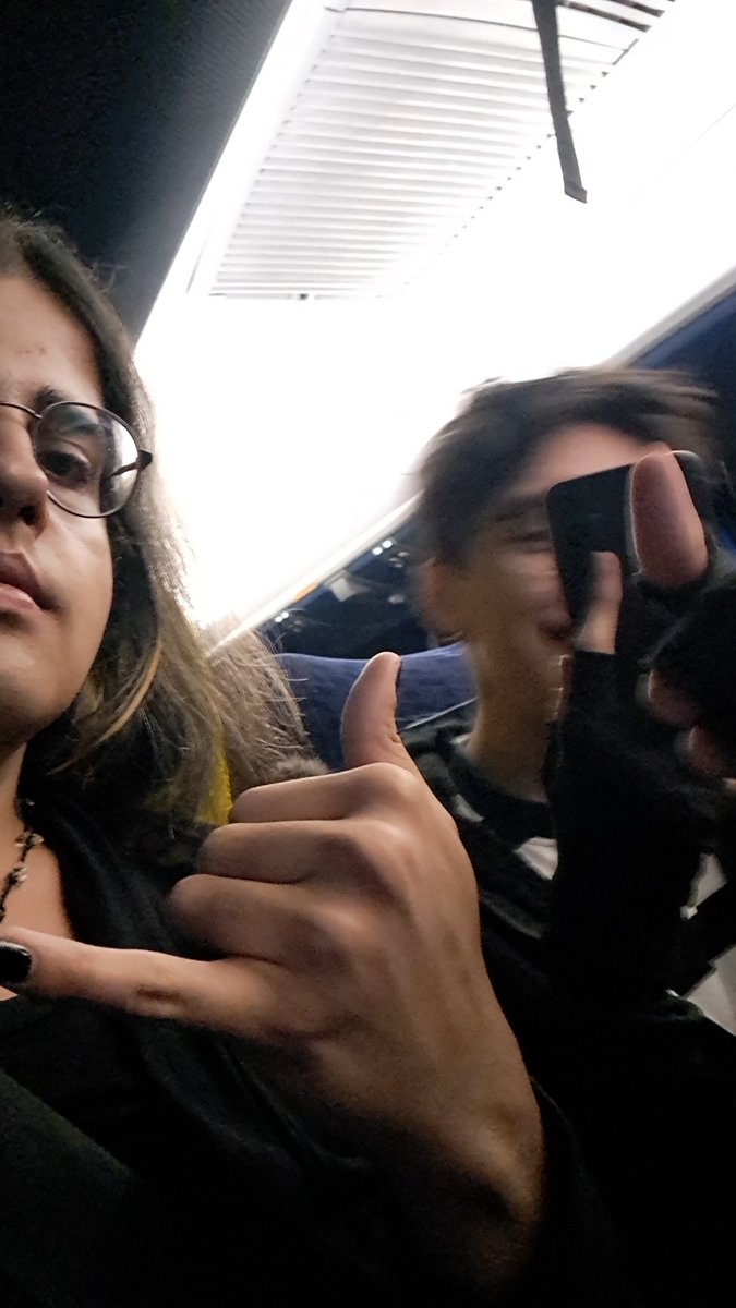 Alice Schiavoto 🏳️⚧️ (@aschiavoto) on Twitter photo Eu e <a href="/Gueelem/">Guelem ENCOMENDAS ABERTAS</a> quase perdemos o onibus mas ESTAMOS INDO PARA O DOFF
QUEM VEREMOS LÁ? Eu e <a href="/Gueelem/">Guelem ENCOMENDAS ABERTAS</a> quase perdemos o onibus mas ESTAMOS INDO PARA O DOFF
QUEM VEREMOS LÁ?