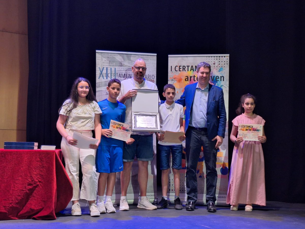 hermanos_pinzon's tweet image. Zoe y Alae, dos alumnas de 6º han resultados ganadoras del Certamen de Arte Joven del distrito de Latina. El concejal, Alberto González, ha entregado las distinciones del I Certamen de Arte Joven, en dos categorías.