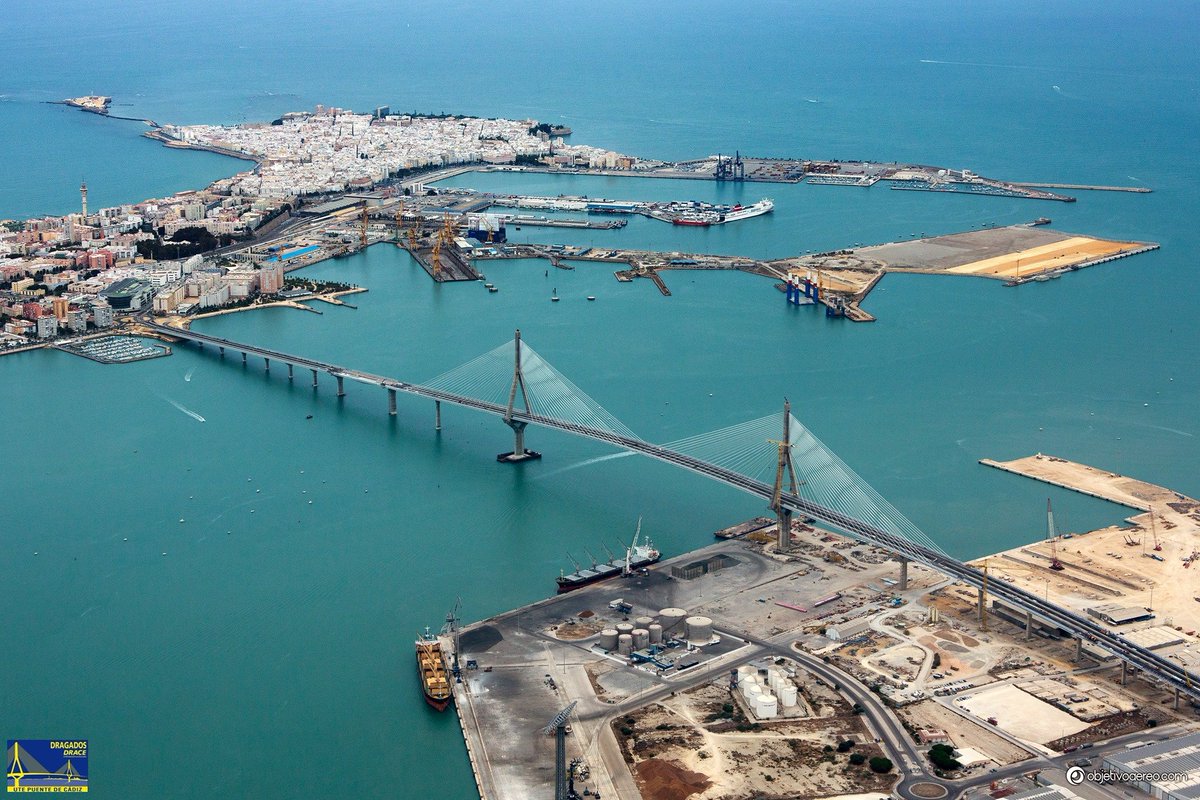 Esta foto de Cádiz es una locura.

📸 objetivoaereo.com