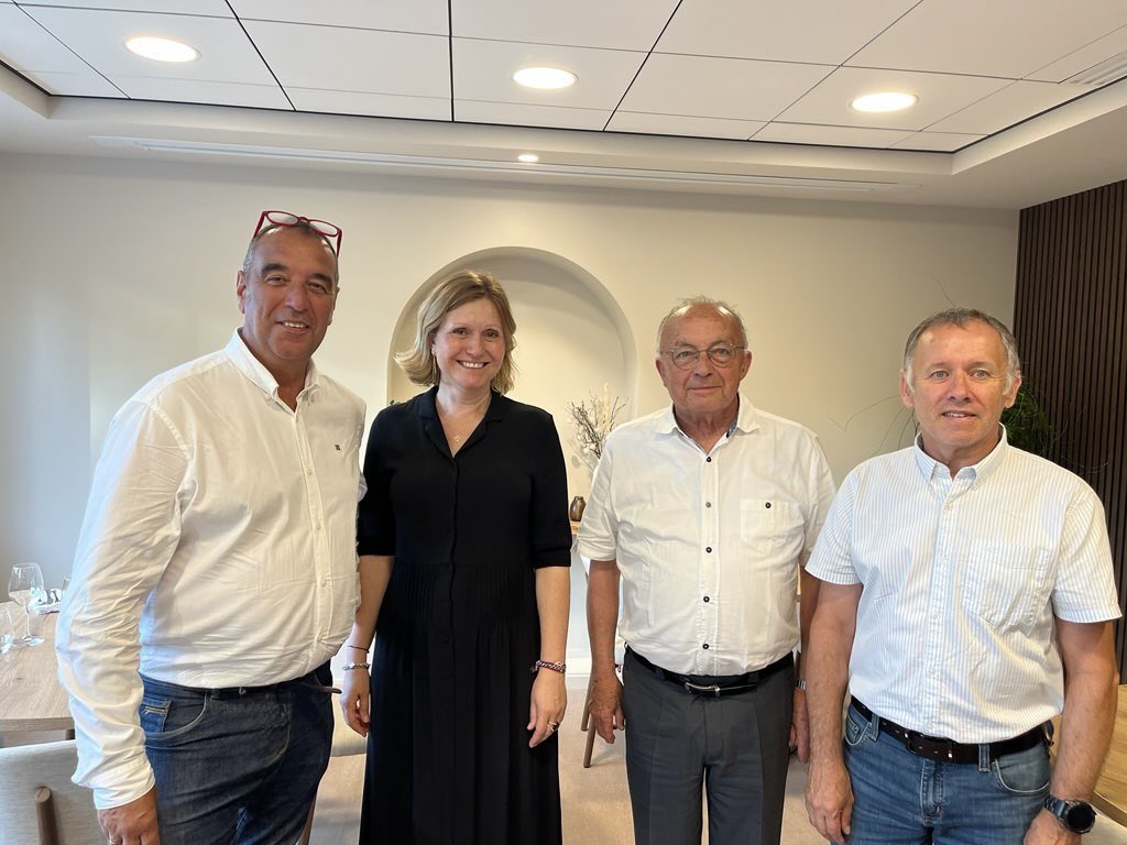 Éric Bothorel (@ebothorel) on Twitter photo Merci <a href="/YaelBRAUNPIVET/">Yaël Braun-Pivet</a> pour cet échange avec Joël et Jacques, et à toute à l’heure à Paimpol pour poursuivre avec d’autres belles et enrichissantes rencontres avec la jeunesse, un chef d’entreprise innovant et une de nos fiertés , une ferme ostréicole. Merci <a href="/YaelBRAUNPIVET/">Yaël Braun-Pivet</a> pour cet échange avec Joël et Jacques, et à toute à l’heure à Paimpol pour poursuivre avec d’autres belles et enrichissantes rencontres avec la jeunesse, un chef d’entreprise innovant et une de nos fiertés , une ferme ostréicole.