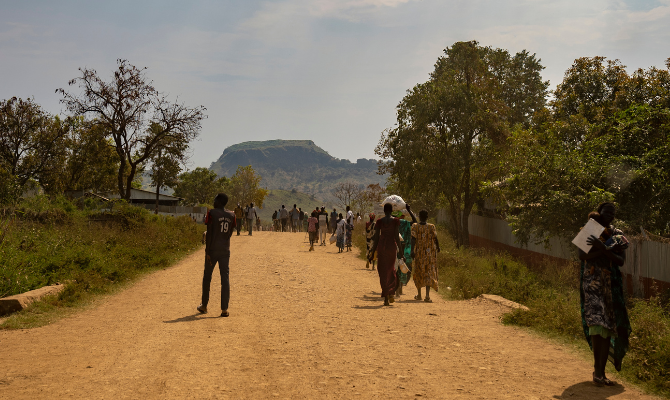 Cuamm's tweet photo. 🌍 Giornata mondiale del #rifugiato 
Il 73% dei rifugiati nel mondo è accolto in Paesi a basso e medio reddito. In #Africa, il #Cuamm è al fianco di chi fugge. Non sono solo vittime: sono persone, con sogni e speranze. E noi camminiamo con loro.

👉Leggi: https://t.co/pTGlrpkfGS https://t.co/9JSP4qjJdd