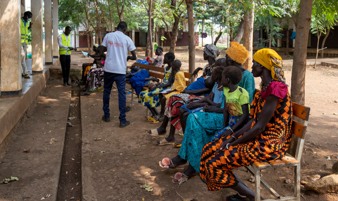 🌍 Giornata mondiale del #rifugiato 
Il 73% dei rifugiati nel mondo è accolto in Paesi a basso e medio reddito. In #Africa, il #Cuamm è al fianco di chi fugge. Non sono solo vittime: sono persone, con sogni e speranze. E noi camminiamo con loro.

👉Leggi: bit.ly/4k2cq6l