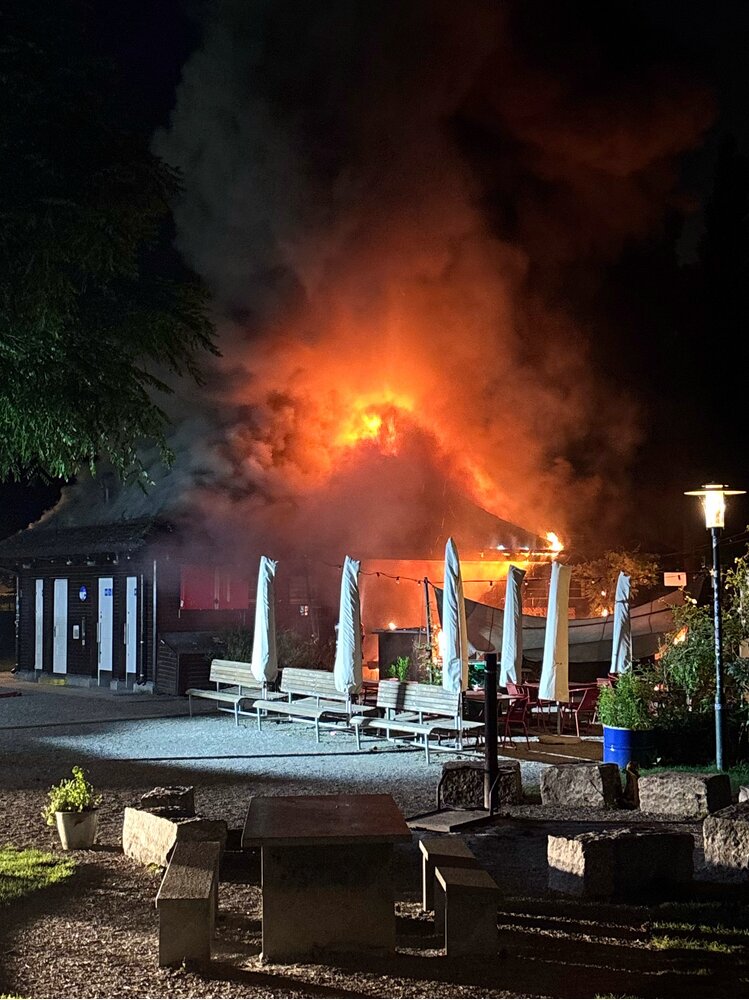 StadtpolizeiZH's tweet image. ⚠️Zeugenaufruf⚠️ Am Freitagmorgen, 20. Juni 2025, brannte der Kiosk auf der Josefwiese im Kreis 5. Der Brand konnte gelöscht werden, verletzt wurde niemand. Ein Delikt kann zurzeit nicht ausgeschlossen werden. Wer hat etwas beobachtet? 📞0 444 117 117 stadt-zuerich.ch/de/aktuell/med…