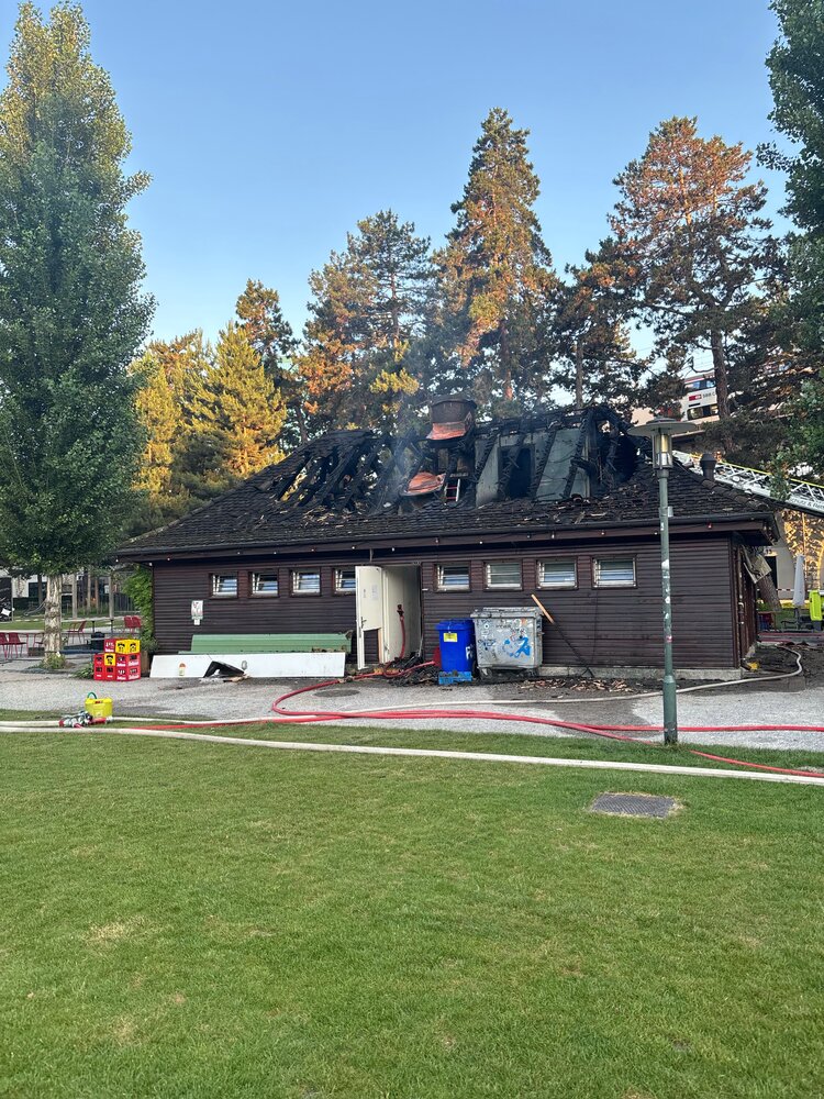 StadtpolizeiZH's tweet image. ⚠️Zeugenaufruf⚠️ Am Freitagmorgen, 20. Juni 2025, brannte der Kiosk auf der Josefwiese im Kreis 5. Der Brand konnte gelöscht werden, verletzt wurde niemand. Ein Delikt kann zurzeit nicht ausgeschlossen werden. Wer hat etwas beobachtet? 📞0 444 117 117 stadt-zuerich.ch/de/aktuell/med…