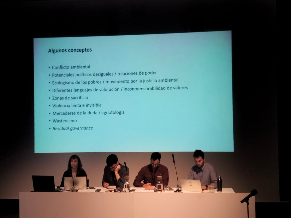 Interesantísima y joven mesa sobre el diálogo entre la historia de la tecnología y la historia medioambiental en el congreso de la <a href="/sehcyt/">SEHCYT</a>   Siempre punteros <a href="/francescodamaro/">Fra D'A</a>  y Daniel Pérez Zapico. Orgullo <a href="/Contemporan_UAM/">Historia Contemporánea | UAM</a>