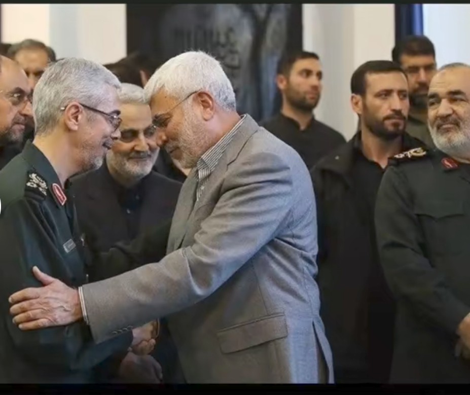 العظماء
الذين لم يخونوا قائدهم
وبنوا له دوله وجيش وعتاد بهدوء
ورحلوا بهدوء

ماذا يكتب التاريخ بحقهم؟؟