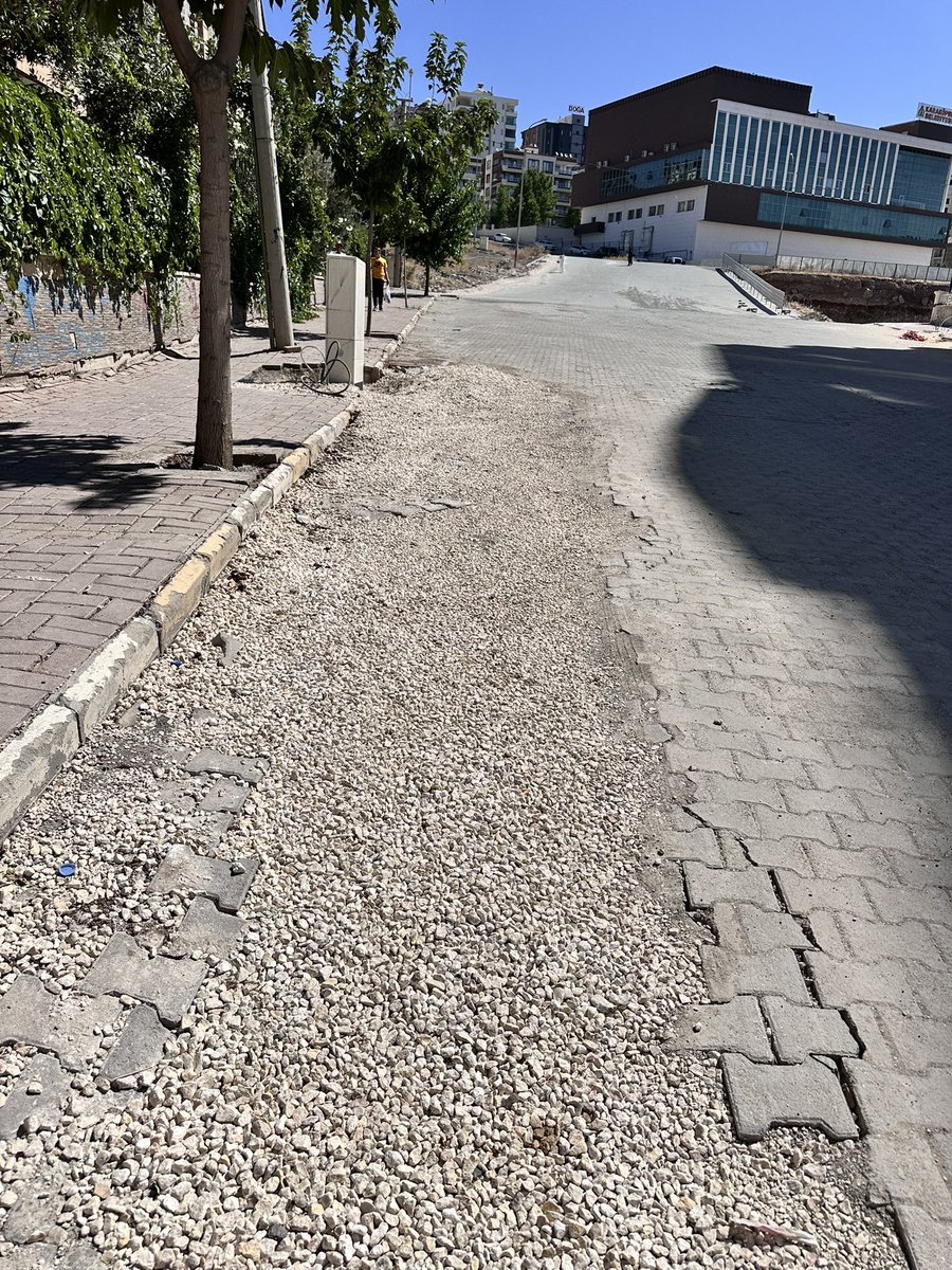 Urfa’ya sanki ilk kez doğalgaz
telefon elektrik su kanalizasyon geliyor gibi!Neredeyse tüm cad/sokaklarını bu sıcağa rağmen aynı anda kazmak ve öyle bırakmak çok büyük bir efor ister cidden takdir edilesi bir performans!Zemin tahrip bedelinden2/3 indirim istemleri kabul edilmeli.