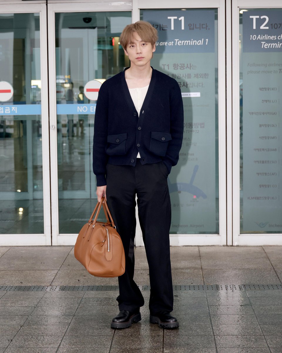 Prada Ambassador <a href="/kentaro_s_711/">坂口健太郎</a> is off to Milan in a full Prada look to attend Prada SS26 Menswear Fashion Show.

#PradaSS26
#MiucciaPrada
#RafSimons 
#PradaPeople