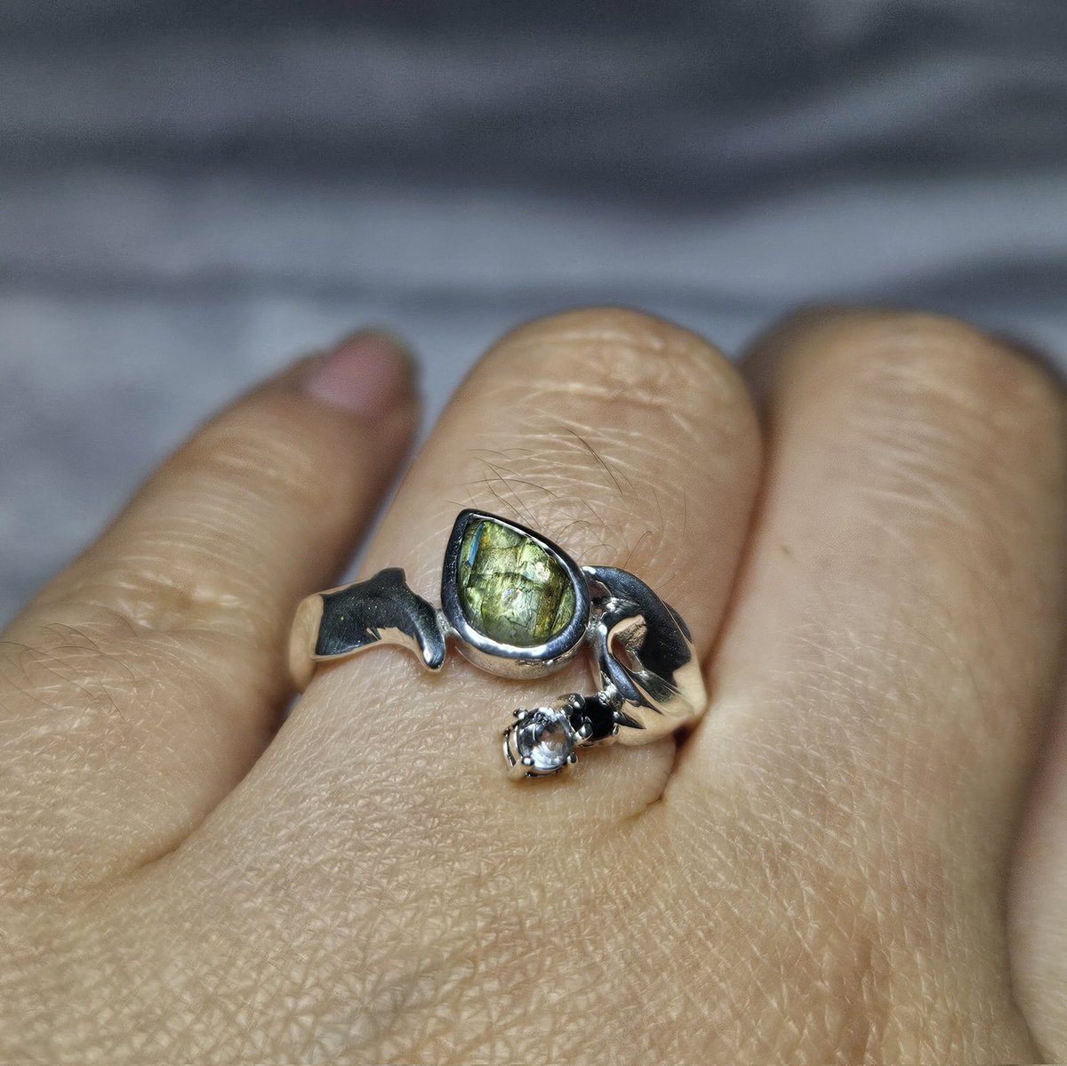 #늘마카세 
래브라도라이트 링🕊

포폴용 소장품! 서브난집 땜, 베젤 난집 연습한다는 생각으로 제작했습니다. 카보숑 알렉상드르 카바넬- 추락천사 회화작품이 모티브였던 컨셉이에요! 
작업중 메인스톤의 휘광이 마음에 안 들어서 윗부분을 깨트려 날렸는데 훨씬 더 마음에 들게 완성됐어요!