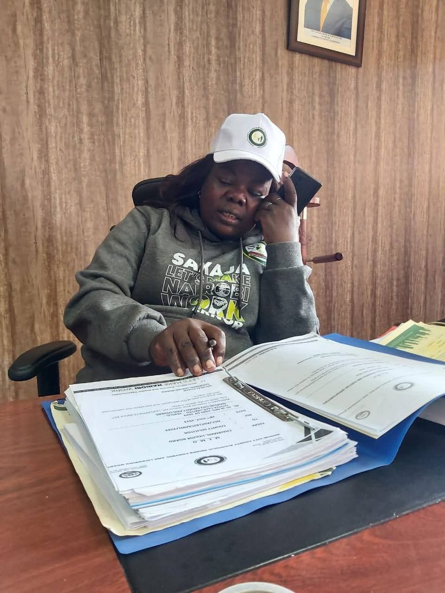 AokoOtieno_'s tweet photo. Huyu Lesbian Orangutan wa Liquor Board 

Amesema apewe location Yangu ndio a trend akinidinya 🤣

Just b'coz I revealed Sakaja funds goons through her Mpesa 

Gafna anafirwa haga. His liquor board goons pia ni LGBTQ 

0724 831284 -number ya Nyangi , patieni yeye my location 🤧 https://t.co/f6TIzaBEzB