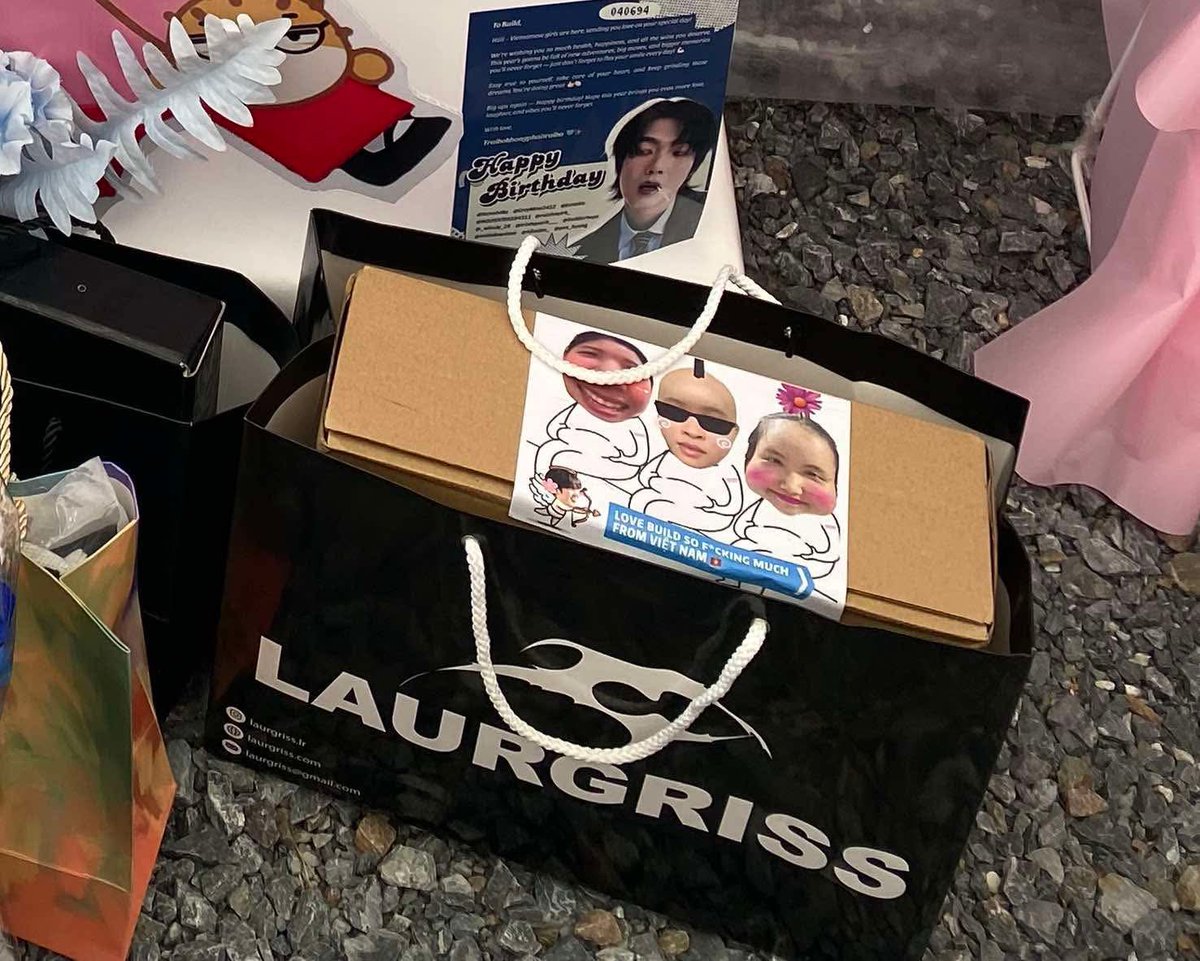 Bambam_2401's tweet image. CAN&apos;T BELIEVE @@ THIS IS OUR BIRTHDAY GIFT TO BIU!!! 
IT&apos;S TRUTH ! THANK YOU SO MUCH FOR LOVE AND WEAR OUR GIFT, 
IT&apos;S LOOK FANTASTIC CUZ YOU&apos;RE THE ONE WEARING IT 🥰💙✨
💙 🇻🇳VIETNAM FANS LOVE YOU 🇻🇳💙@JakeB4rever 
#BuildJakapan 
#Chapter31WithBuild
@Hanaurluve_ @Yunyun_BleBiu