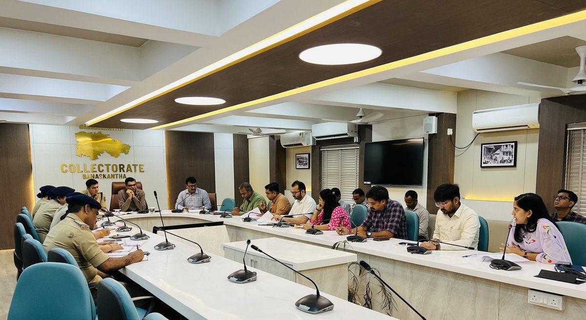 જિલ્લા ચૂંટણી અધિકારીશ્રીના અધ્યક્ષસ્થાને આગામી ગ્રામ પંચાયત ચૂંટણી સંદર્ભે કાયદો અને વ્યવસ્થા બાબતે સબંધિત પ્રાંત અધિકારી- પોલીસ અધિકારીઓ સાથે બેઠક યોજી આવશ્યક સૂચન કરવામાં આવ્યા. <a href="/revenuegujarat/">Revenue Dep. Gujarat</a>