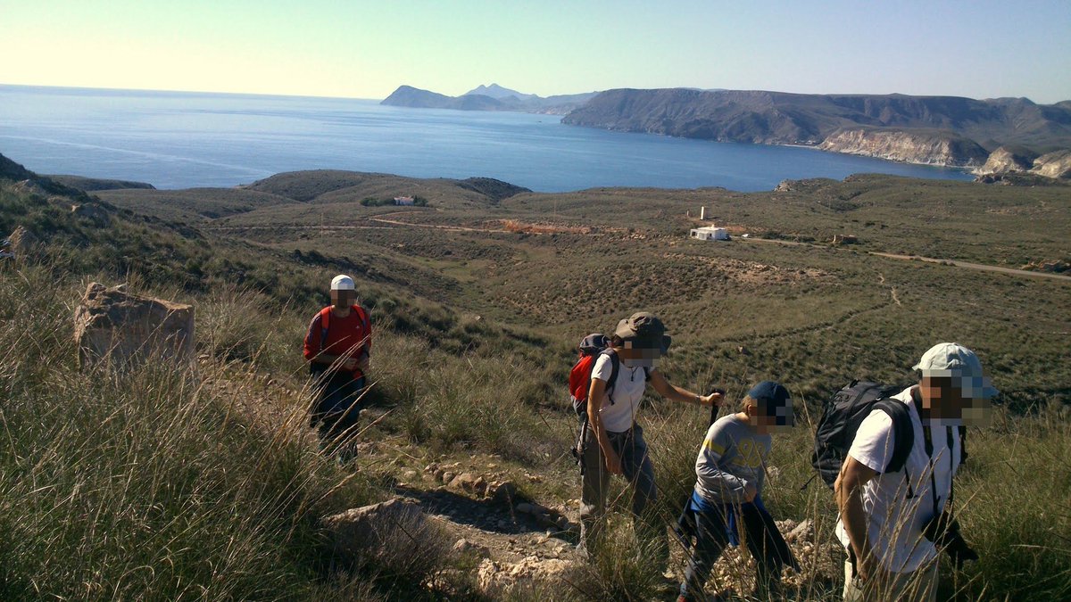 Ascenso por el sendero del Barranco del Hondo hacia Mesa Roldán con una panorámica de la costa del Parque Natural de Cabo de Gata-Níjar. Acantilados con las calas de Enmedio y del Plomo y la Rellana de San Pedro. Al fondo, los cerros de los Lobos y de los Frailes. Almería.