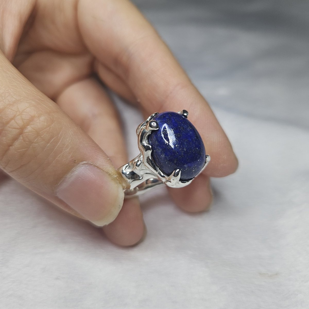 #늘마카세
라피스라줄리 물결링 🌃

고흐 밤하늘이 생각나는 스톤이에요! 스톤이 크고 존재감이 있었으면 좋겠다+부드러운 착용감에 신경쓰면서 제작했습니다! 덩어리감 있는 하드왁스 카빙 작업들은 안굴림을 확실히 넣어서 착용시 훨씬 편해용