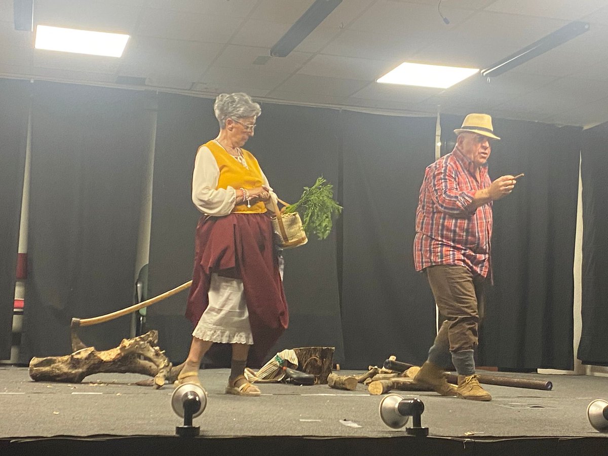 Disfrutamos de una tarde literaria, de la mano del alumnado de la Sección de Educación Permanente Dolores Gonzalez Osorio, que presenta el trabajo realizado sobre competencia lingüística a través de la poesía, la narración y el teatro.
Enhorabuena por el trabajo realizado.