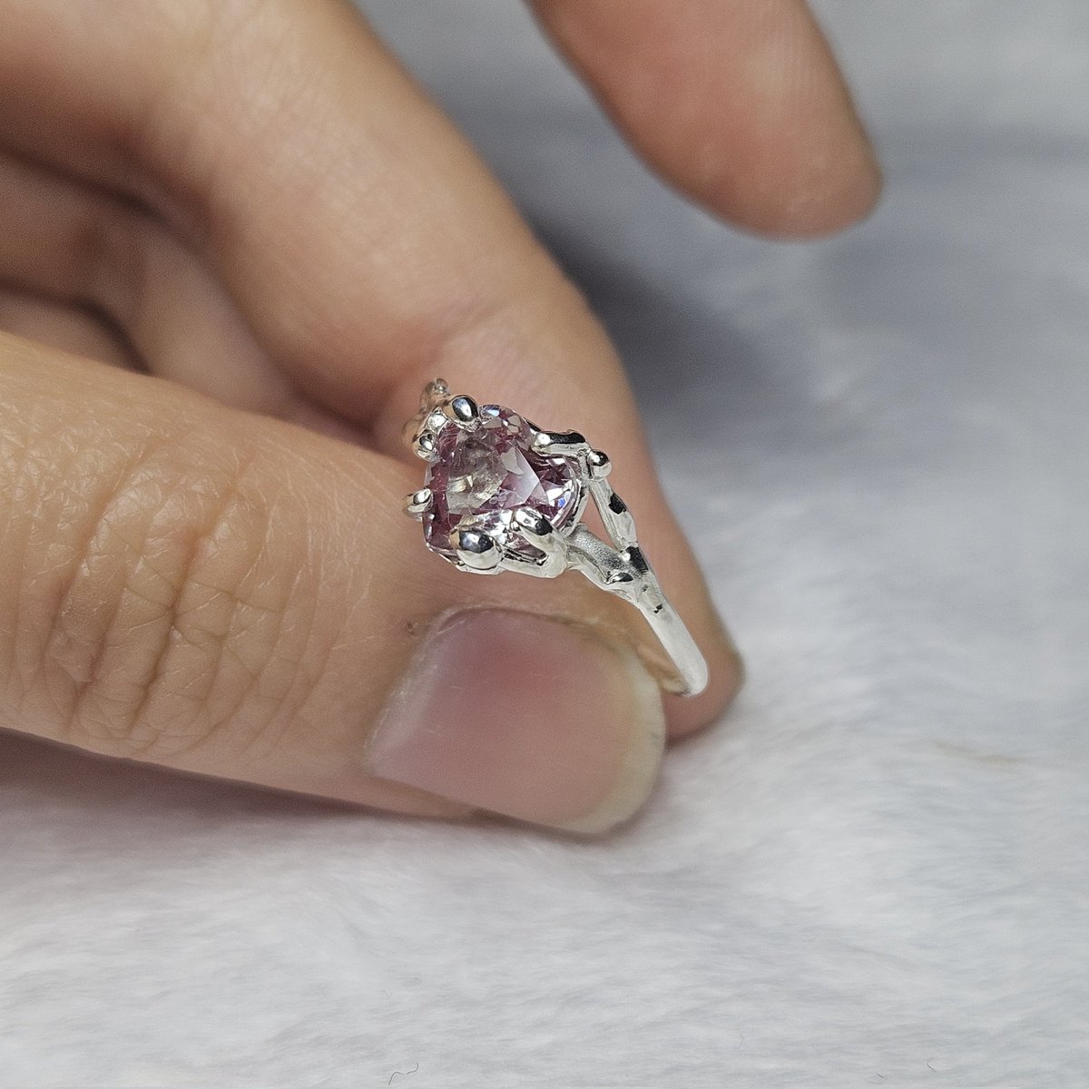 #늘마카세
합성알렉 플로럴 링 🌿🪾

꽃없는 플로럴링!라인링 작업이랑 비슷하면서도 좀 더 질감, 디테일이 있는 작업이었어요. 스톤이 꽃처럼 보여서 기존에 작업했던 플로럴 링보다는 조금 더 심플해진 느낌이었습니당.  스톤이 원래 청보라빛에 가까운데 사진에는 자주색으로 나왔습니다.. 신기...