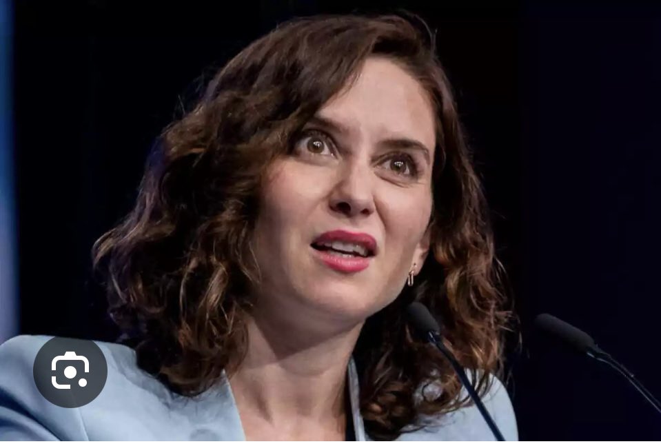 Nunca he visto una representante política tan escasa de educación y delicadeza.. y mira que se lo han puesto difícil sus antecesores .. zafia, vulgar, ordinaria, cateta, palurda y maleducada.