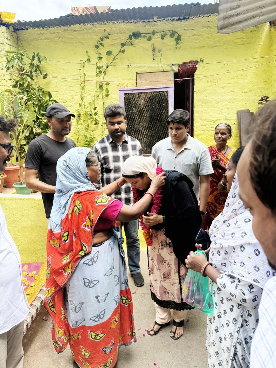 अपनी विधानसभा के नयापुरवा क्षेत्र में स्वास्थ्य कैम्प का उद्घाटन किया और क्षेत्र का निरीक्षण करके लोगों की समस्याएं सुनी ..!