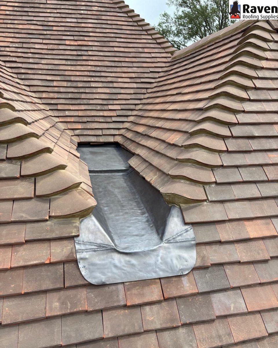 From our yard straight to your roof ✨
The New Exclusive Raven Hawkhurst Peg by Traditional Roofing tiles, laid by Zenith Southeast Ltd 👷🏼‍♂️
#roofing #roofingsupplies #roofingmaterials #ravenroofingsupplies