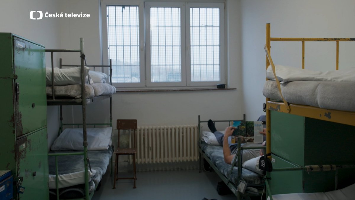 🚭 Dokumentární film Smoke režiséra a scenáristy Robina Kvapila, který 26. června ve 21:00 uvede ČT2, ukazuje příběhy těch, kdo byli odsouzeni na řadu let za mříže za pěstování konopí, a přináší také pohled adiktologa, právníků i politiků.