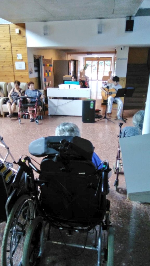 🎶Pirineus Social 2025🎶
Petit recull del concert del duet de piano i guitarra a la Residència per a gent gran de la Fundació Hospital de Puigcerdà dins el projecte Pirineus Social.
