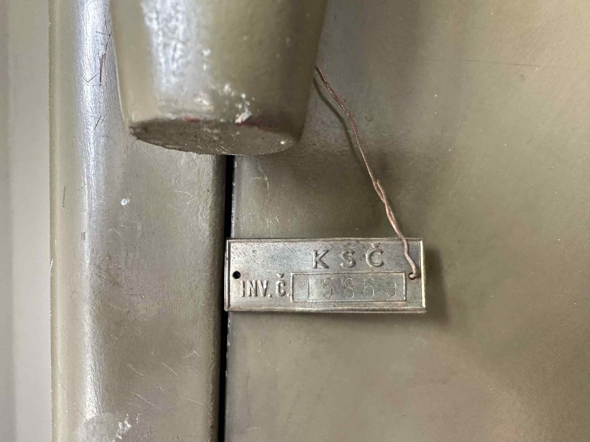 Trezor kdesi na MD. Během komunismu se v domě roztahoval a strašil ÚV KSČ. Drobné pozůstatky doby se stále dají najít.