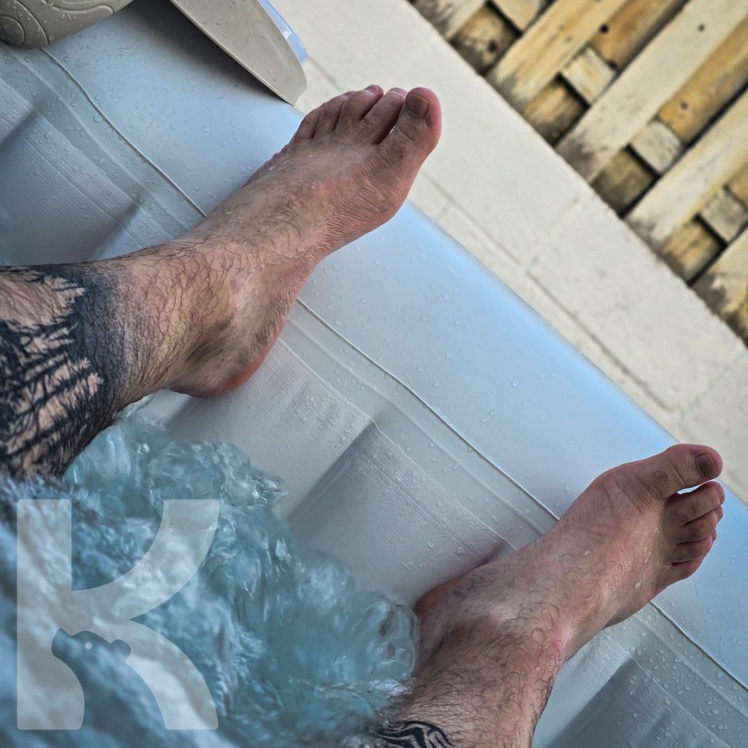The bear is relaxing... but his feet still need a massage. Will you do it or not? 🧸💧