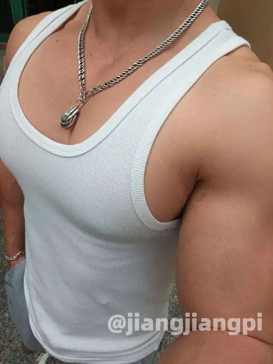 背心时刻。#健身穿搭 #胸肌 #春天又该健身了