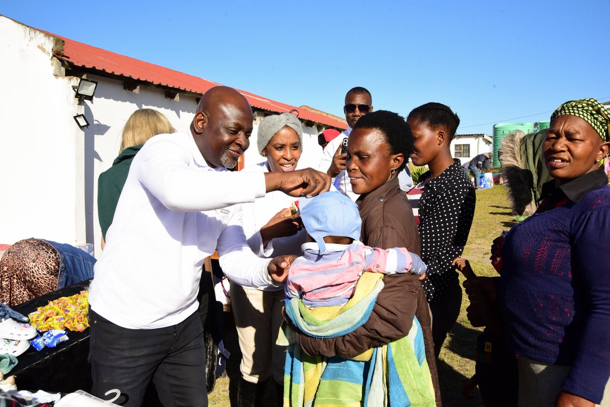 collenmashawane's tweet photo. The initiatives in Umthatha are ongoing as CMF reaches out to community members affected by the recent floods. We strive to bring joy and hope, particularly to the elderly and young children. #easterncapefloods #floods #umthatha https://t.co/6jXOkWayLW