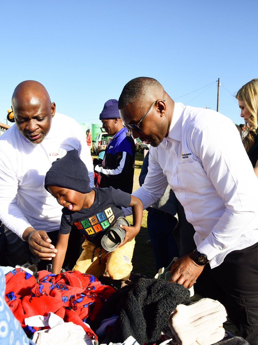 collenmashawane's tweet photo. The initiatives in Umthatha are ongoing as CMF reaches out to community members affected by the recent floods. We strive to bring joy and hope, particularly to the elderly and young children. #easterncapefloods #floods #umthatha https://t.co/6jXOkWayLW