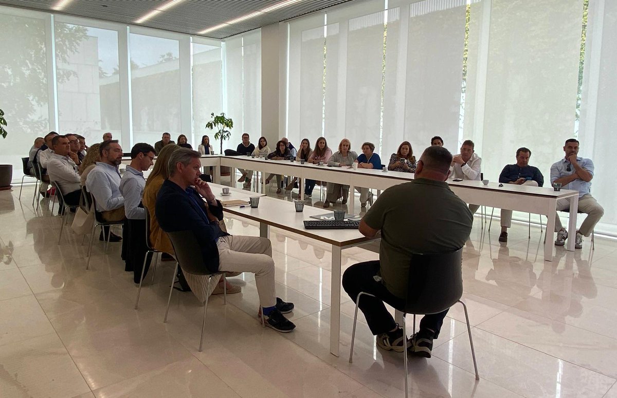 🧵 3/3 🔍 También visitamos las instalaciones de #Inditex en Arteixo

✅ Una oportunidad para conocer sus últimas innovaciones en logística y regeneración, así como su modelo de restaurantes 360º

Interesantes proyectos con aplicaciones al ámbito agroalimentario 🍎🐟🥩

#SomosRed