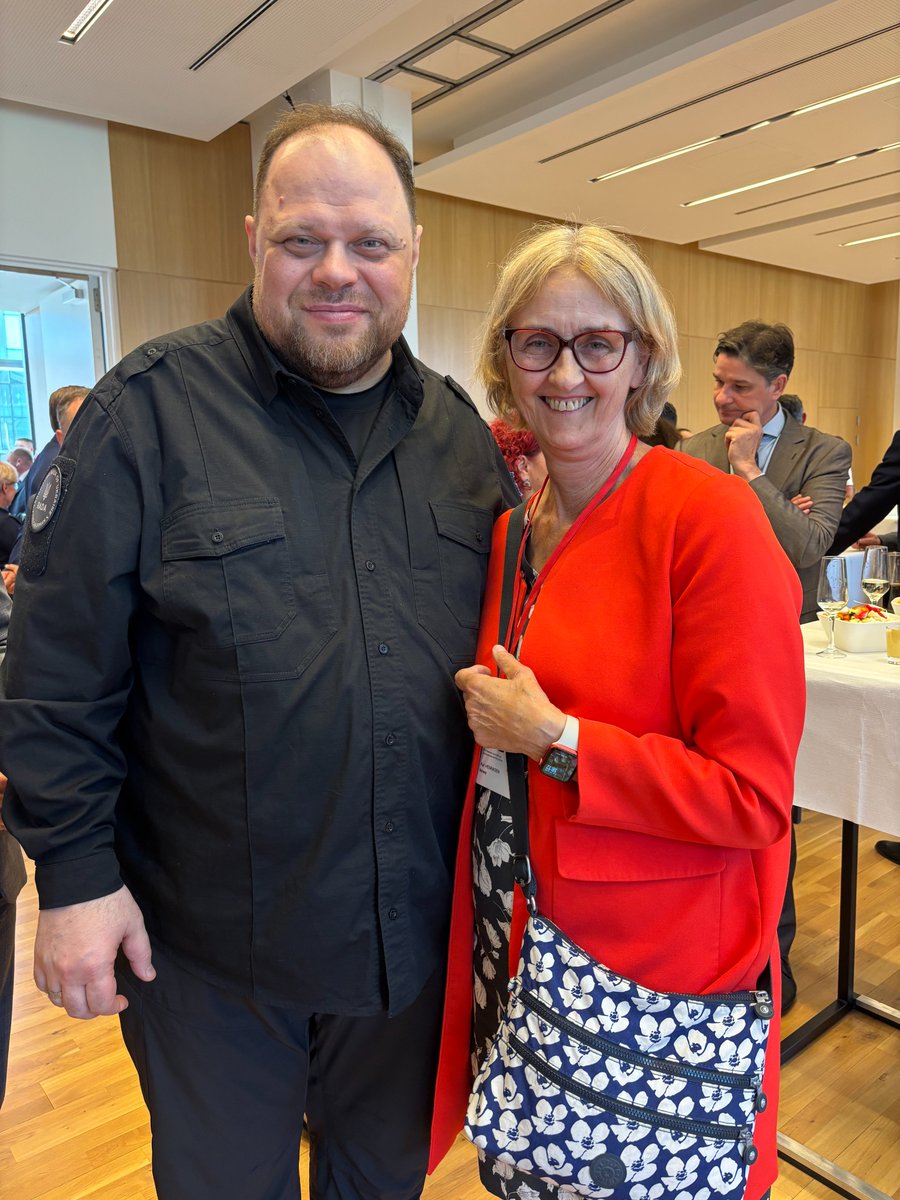 Visepresident Kari Henriksen representerer Stortinget på NATOs parlamentariske toppmøte i Brussel. Her deltar også Ukrainas parlamentsformann Ruslan Stefantsjuk. 
– Folket i Ukraina må få leve trygt i vissheten om at Norge og Europa står på deres side, sier Henriksen.