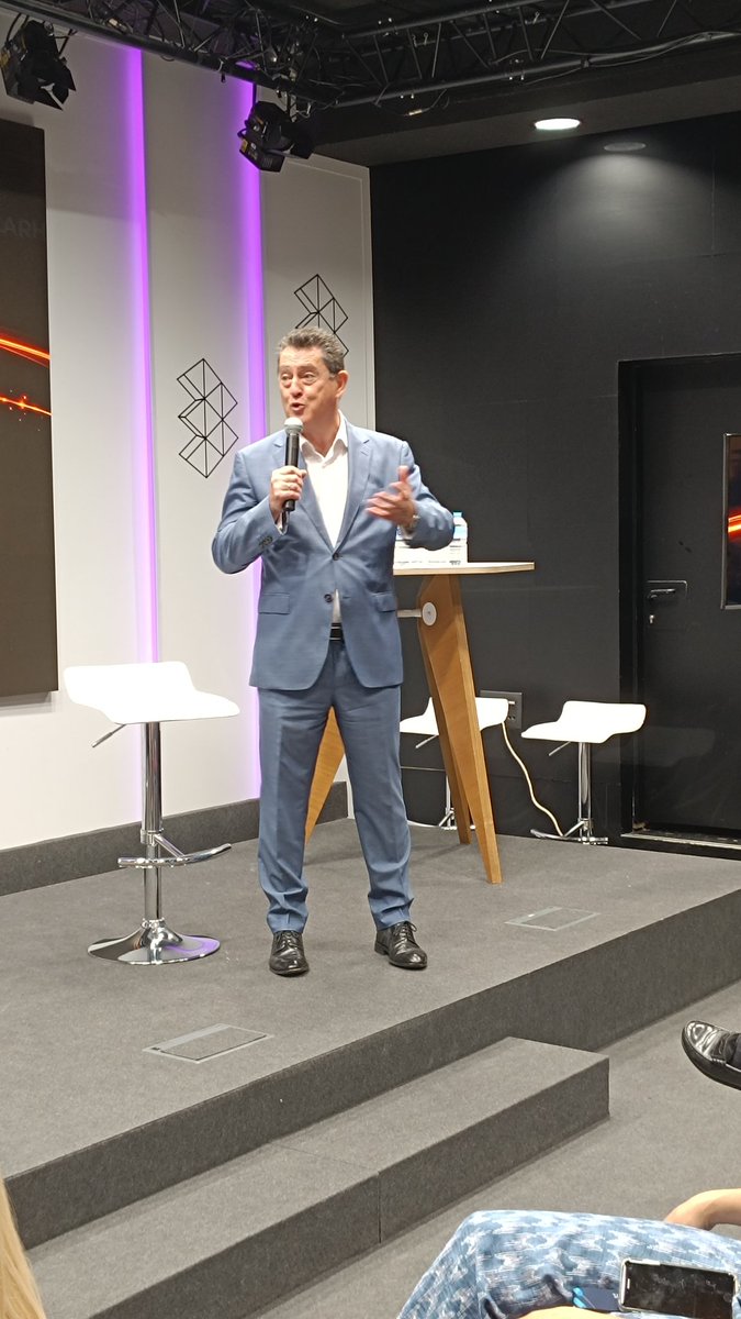 ForoRRHH's tweet photo. 🔴 #COMUNICARH - Palabras que abren camino

👤Presenta Lorena García - @Atresmediacom

👤 Lucio Jiménez - Director RRHH Atresmedia
🎙️ “El objetivo es poner la comunicación en el centro”

👤J.Carlos Pérez – Presidente global @DCH_Org
🎙️ “La comunicación es uno de nuestros dolores” https://t.co/JfdWueGvjh