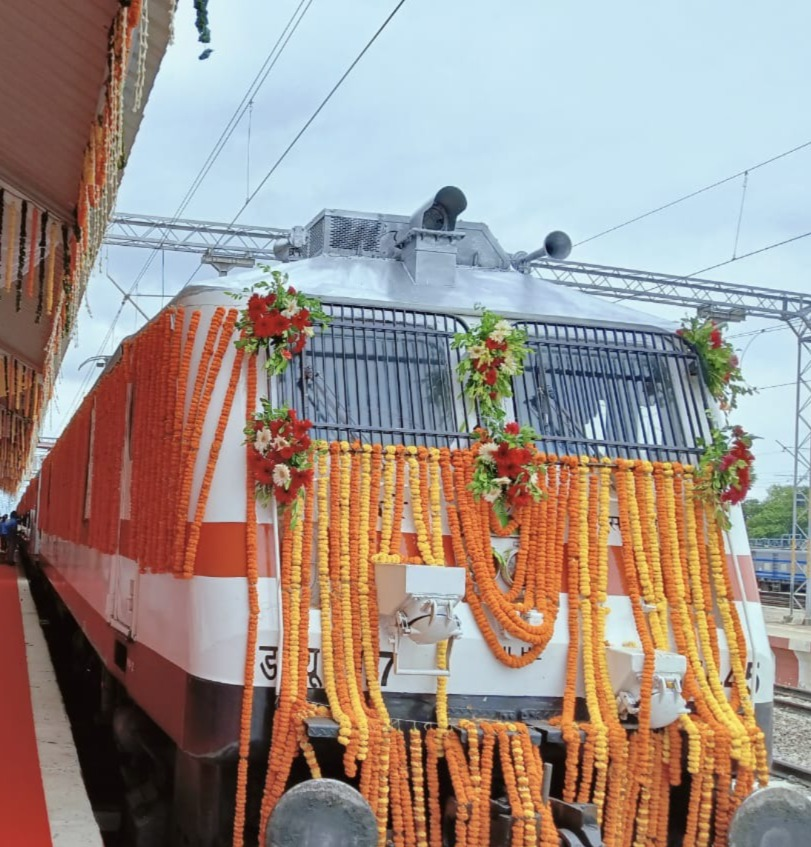ArgusNews_in's tweet image. #Bhubaneswar: Ministry of Railways tweets, "Strengthening connectivity in Western Odisha, the Boudh-Bhubaneswar New Express Train, adorned with flowers, is ready for its maiden run, marking Boudh’s first Rail link to the State Capital, Bhubaneswar."

#Boudh #ExpressTrain