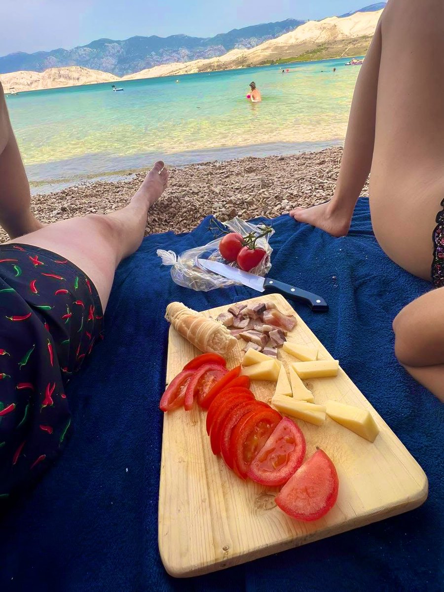 Виа па не си земале паштета за на плажа.