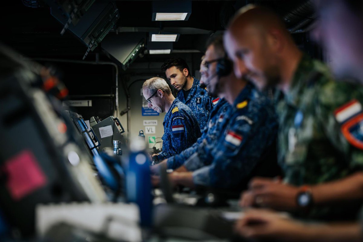Tijdens de NAVO-top draagt de Koninklijke Marine bij aan veiligheid op en vanuit zee. Met 7 schepen, 2 helikopters, de Defensie Duikgroep, Dienst der Hydrografie én het Korps Mariniers bewaken we de kust en lucht tijdens operatie #OrangeShield25