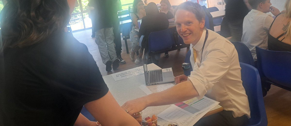 ValleyLAcademy's tweet image. Great to catch up with our year 7 families at last night's Progress evening. Shout out to our #FamilyCook pupils -  their delicious fruit pots helped us to keep cool and refreshed! #TogetherWeAreStrong #Ambition