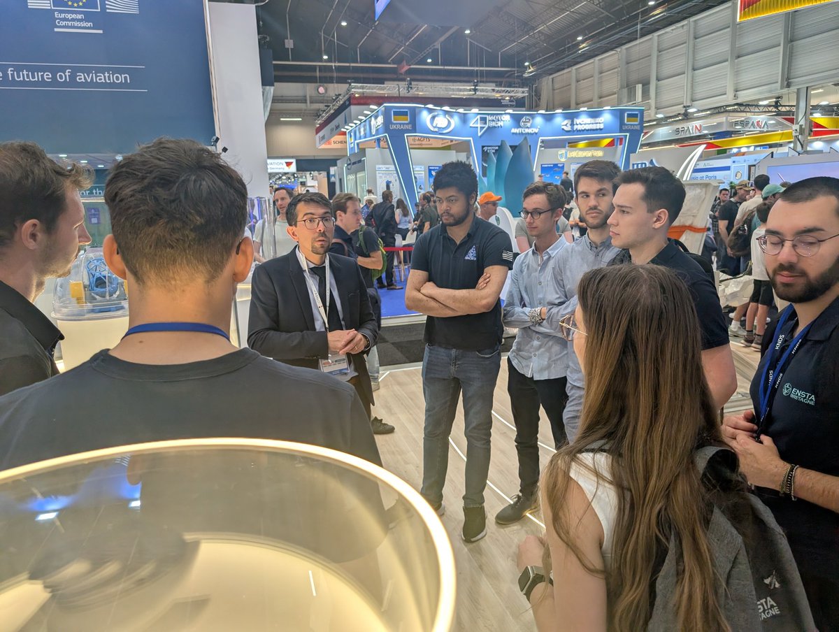 Visite des étudiants de <a href="/ENSTABretagne/">ENSTA Bretagne</a> sur notre stand #ONERA au <a href="/salondubourget/">Paris Air Show</a> ! 

#PAS25 #ParisAirShow