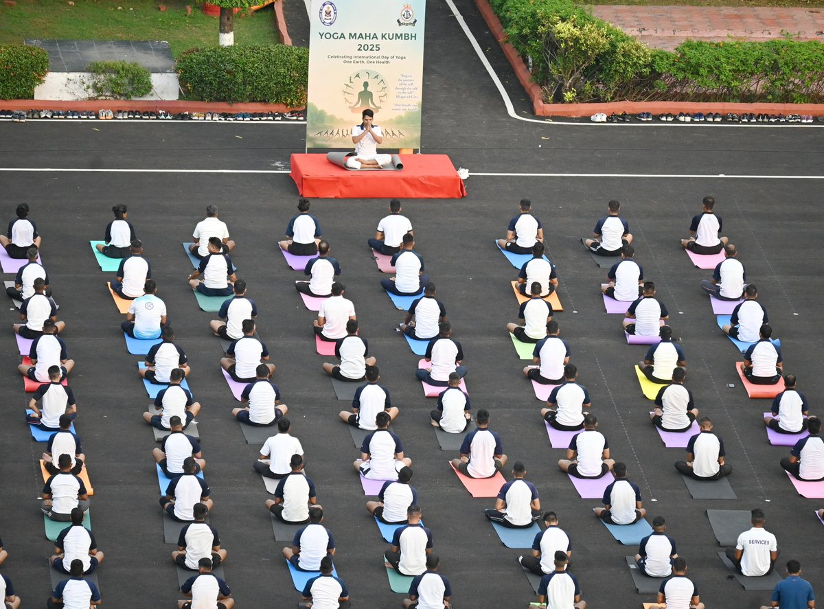 IN_Circars's tweet photo. A calm mind, a strong body, and a united crew — Yoga Maha Kumbh at INS Circars today reaffirmed our commitment to anchoring wellness into our daily lives.
#YogaMahaKumbh #InternationalDayOfYoga2025 #INSCircars #OneEarthOneHealth
#IDY2025 https://t.co/IGkBqvGHZV