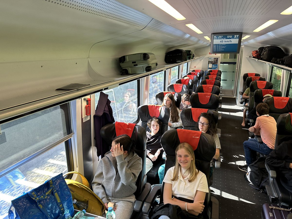 niklaskirche's tweet photo. Auf dem Weg nach Schloß Klaus zur Oase des gemeinsamen Lebens der Konfirmanden. https://t.co/vyD7br3YRF