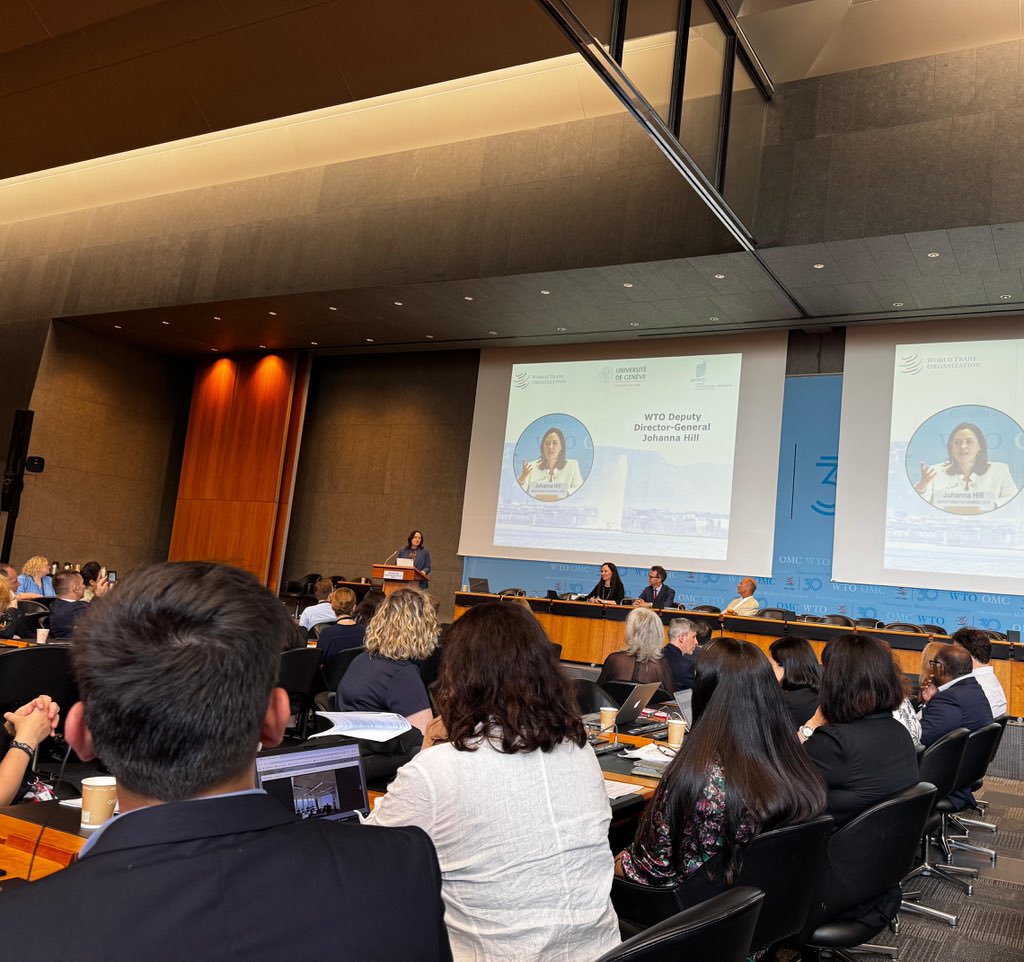 شارك نائب رئيس بعثة سلطنة عمان لدى منظمة التجارة العالمية في جنيف في مؤتمر مخصص للباحثين في مجال الملكية الفكرية في أوروبا بالتعاون بين المنظمة العالمية للملكية الفكرية ومنظمة التجارة العالمية وكلية القانون في جامعة جنيف،